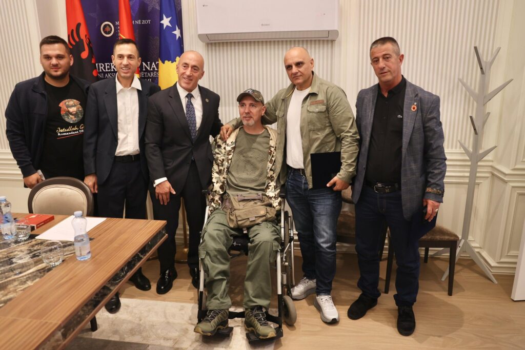 Ramush Haradinaj nderon disa luftëtarë të UÇK-së