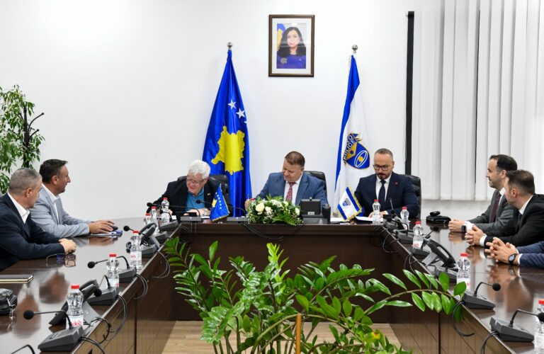 Nënshkruhet marrëveshje bashkëpunimi mes Policisë së Kosovës dhe dy institucioneve të arsimit të lartë AAB dhe AUK