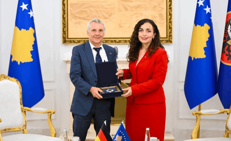 Rohde i shpreh Osmanit mirënjohje për bashkëpunimin, i dhuron edhe reçel