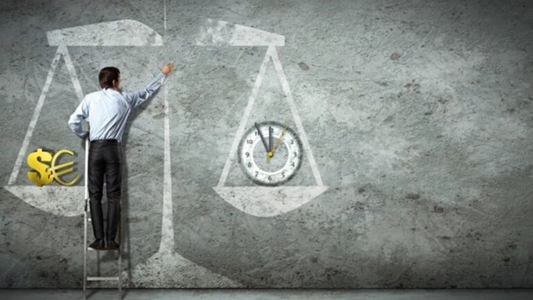 Më të lumtur ata që duan më shumë para apo kohë?