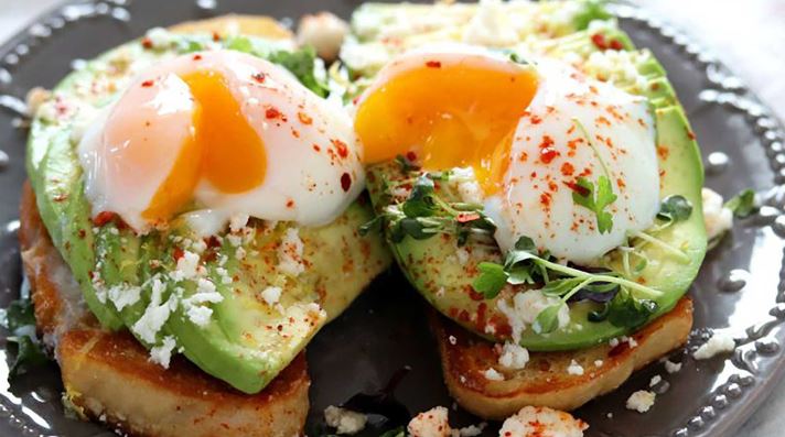 Ushqimet që ‘shkrijnë’ yndyrat pa dietë ekstreme