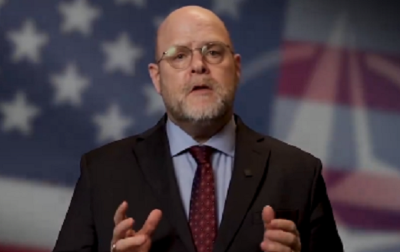 Hovenier – zyrtarëve të VV-së: Pretendimet se Kurti ende ka marrëdhënie të mira me SHBA-të nuk janë të vërteta