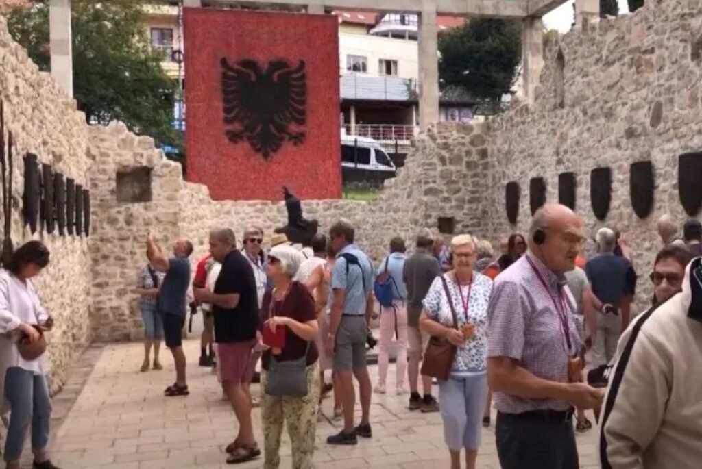 Vizitorët rrisin turizmin historik në Lezhë kryeson memoriali i Skënderbeut