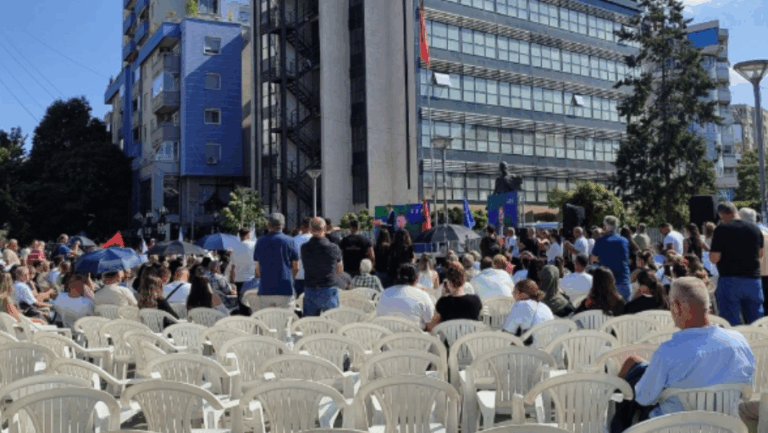 Mitrovica e “bojkoton” Pecin, derisa mbante fjalimin shihen shumë karrige të zbrazëta në tubimin hapës të fushatës