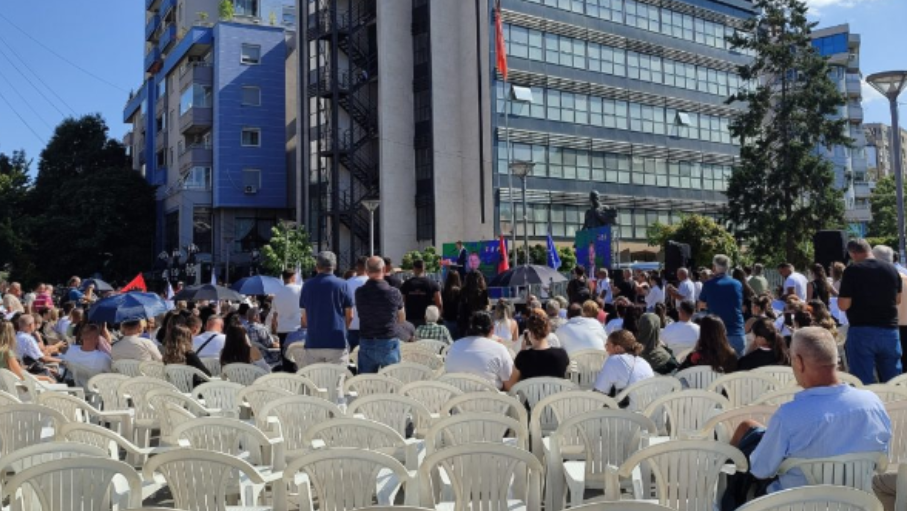 Mitrovica e “bojkoton” Pecin, derisa mbante fjalimin shihen shumë karrige të zbrazëta në tubimin hapës të fushatës