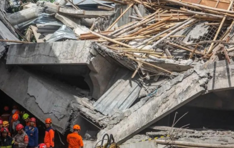 Tre të vdekur, dhjetëra të bllokuar pas rrënimit të një shkolle në Indonezi