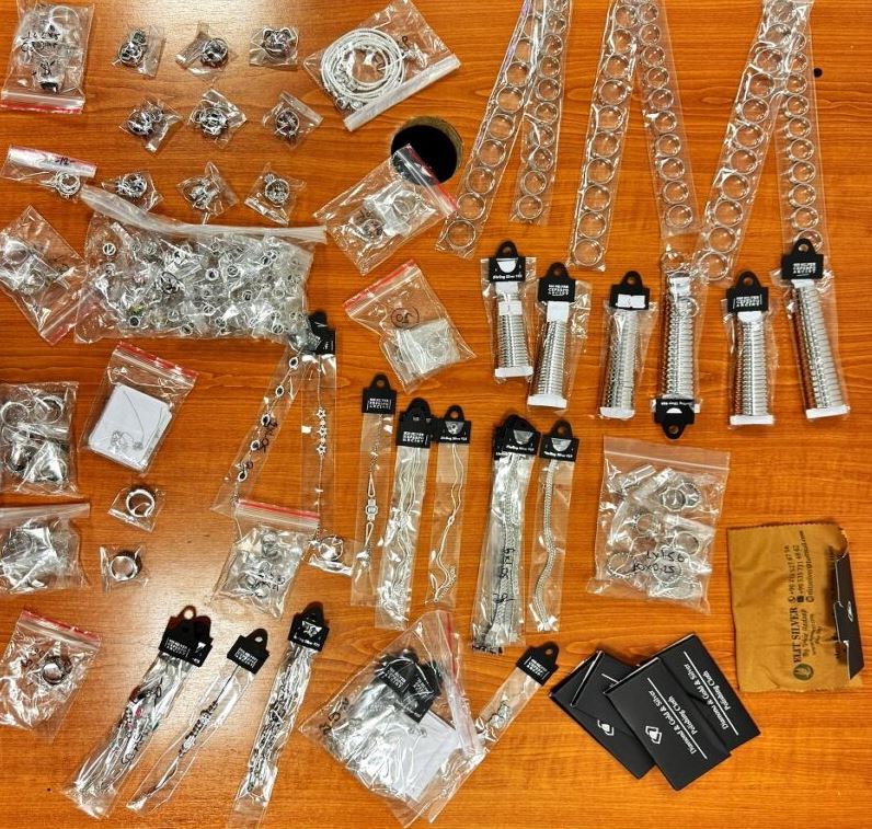 Dogana zbulon stoli të pa deklaruara në Aeroport