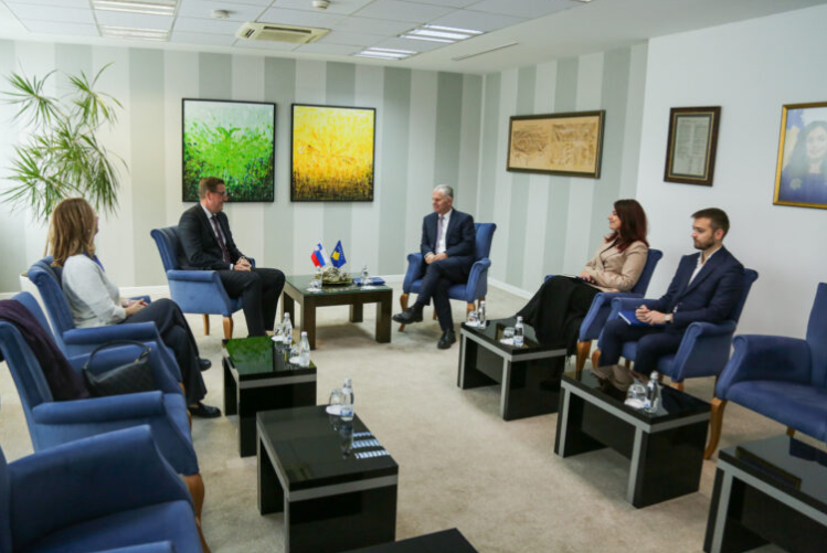 Bislimi takohet me ambasadorin e ri të Sllovenisë në Kosovë