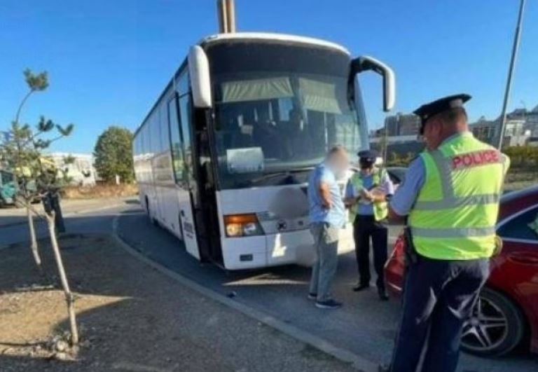 Policia kontrollon autobusët që nuk ndalen në stacione të caktuara