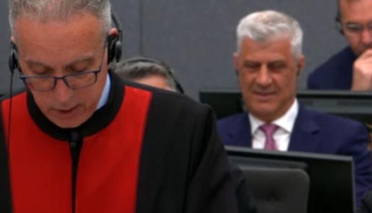 Thaçi shfaqet i buzëqeshur teksa dëgjon dëshminë e James Rubin