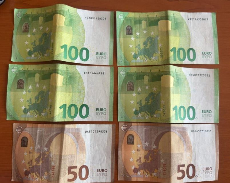 Dy policë gjatë patrullimit në Shtime i gjejnë dhe më pas i kthejnë 500 euro