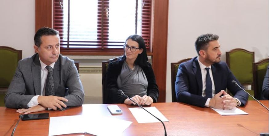 Deputetja e Shqipërisë merr foshnjën në Kuvend