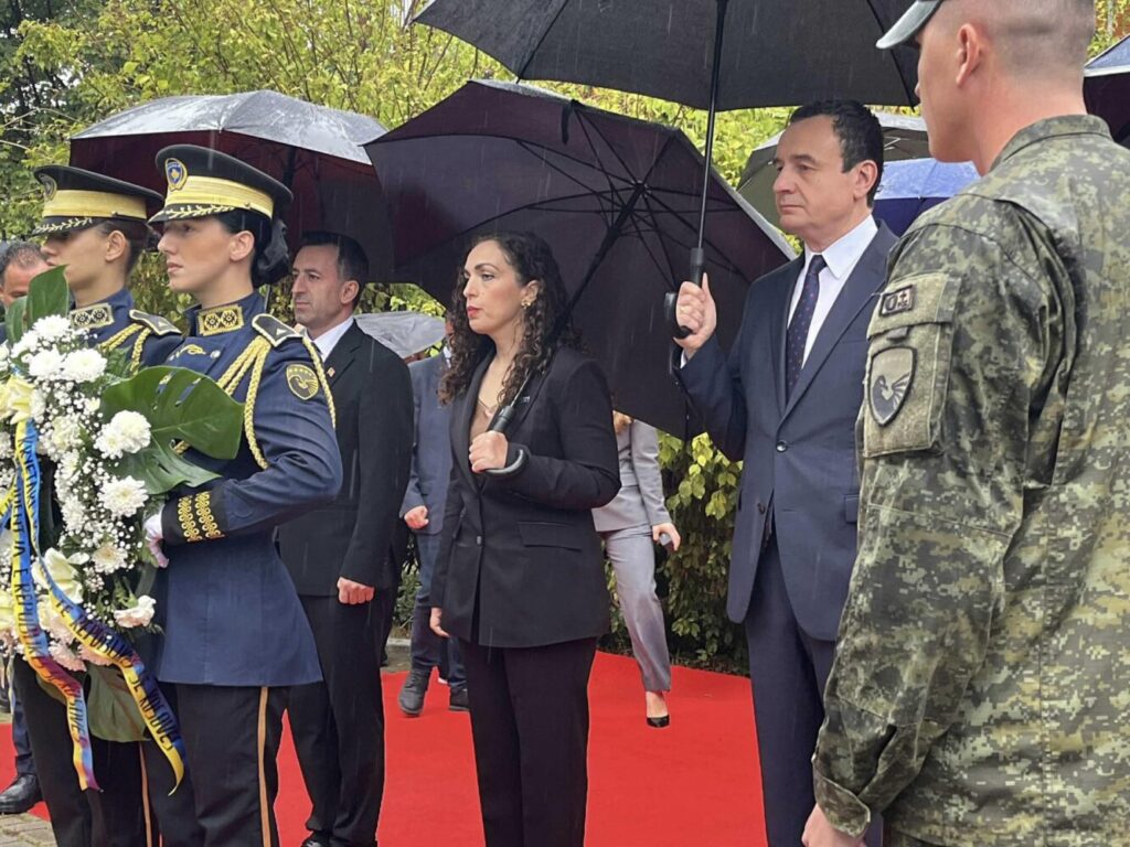 Drejtuesit e institucioneve të Kosovës nderojnë viktimat e sulmeve terroriste të 11 shtatorit