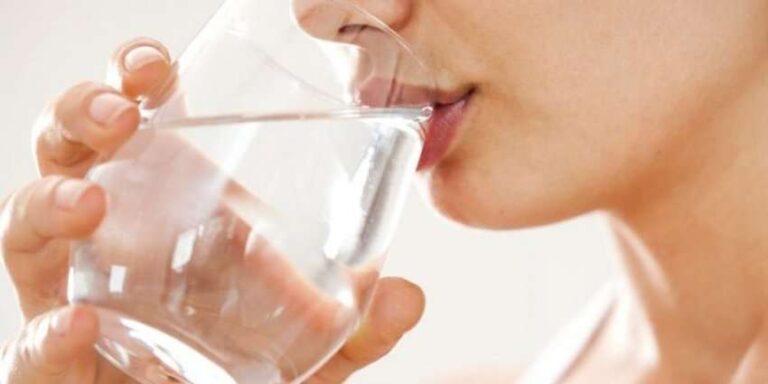Ja çfarë i ndodh trupit tuaj kur nuk pini mjaftueshëm ujë çdo ditë