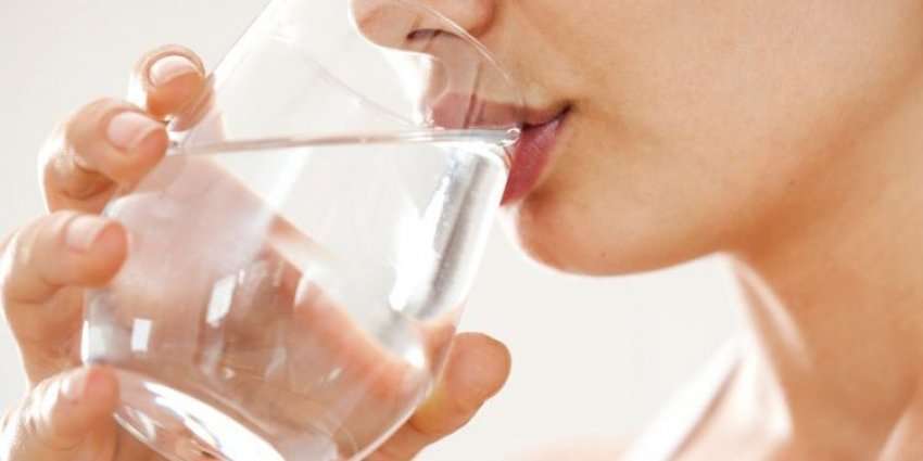Ja çfarë i ndodh trupit tuaj kur nuk pini mjaftueshëm ujë çdo ditë