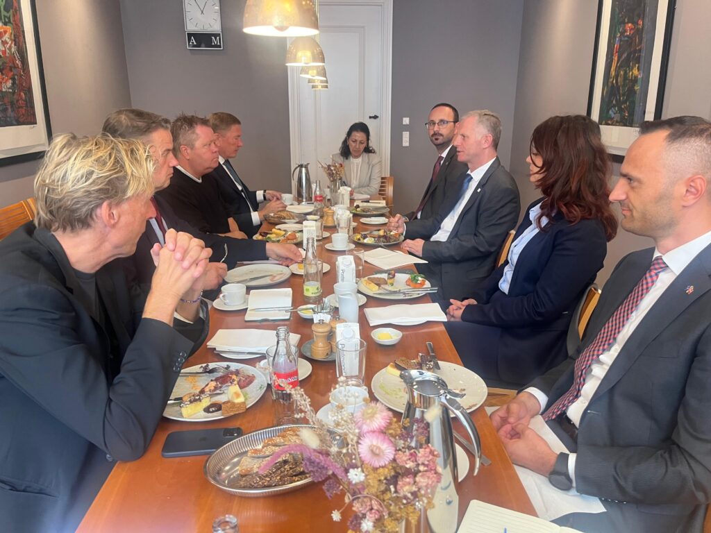 Bislimi takon deputetët e Parlamentit të Danimarkës