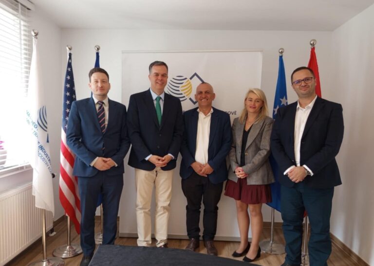 Krasniqi takohet me ambasadorin hungarez në Kosovë, diskutojnë për bashkëpunim