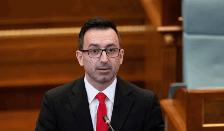 Kushtetuesja komunikon me zv. Sekretarin e Përgjithshëm dhe jo kryeparlamentarin Basha