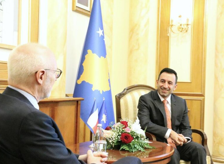 Dimal Basha në takim me ambasadorin francez, flasin edhe për “ndikimin rus në Evropë”