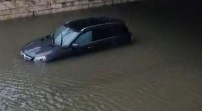 Përmbytet Durrësi, makinat mbesin të bllokuara në nënkalimin pranë portit