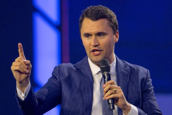 FBI thotë se është gjetur arma, por vrasësi i Charlie Kirk është ende i lirë