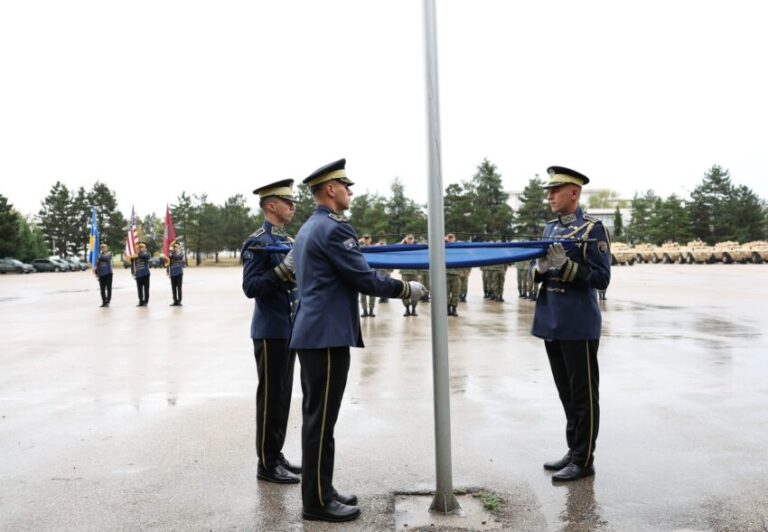 FSK lëshon flamujt në gjysmë shtizë në të gjitha kazermat në nderim të viktimave të sulmit të 11 shtatorit në SHBA