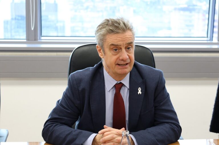 Hargreaves: Ngërçi politik po e lë Kosovën pa zë ndërkombëtar