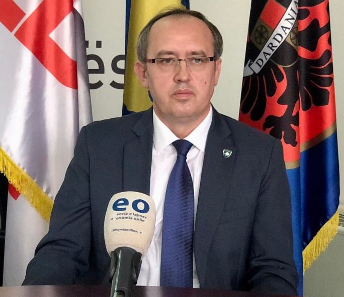 Hoti për Kurtin: Për raste korruptive s’paraqitet, por në rast kërcënimi ndaj tij shkon