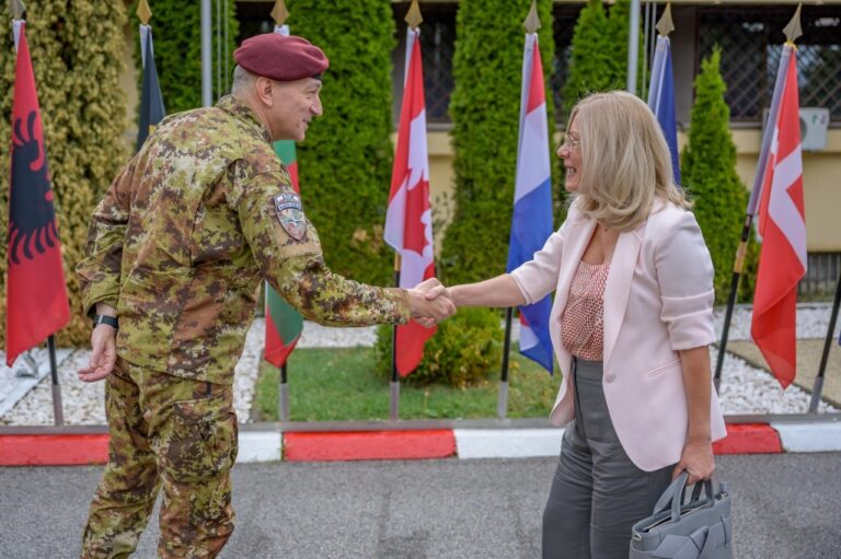 Komandanti i KFOR-it takon diplomaten greke