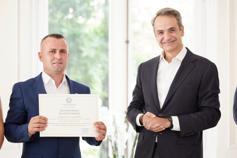 Kryeministri grek i jep shtetësinë shqiptarit që shpëtoi 2 fëmijë nga mbytja