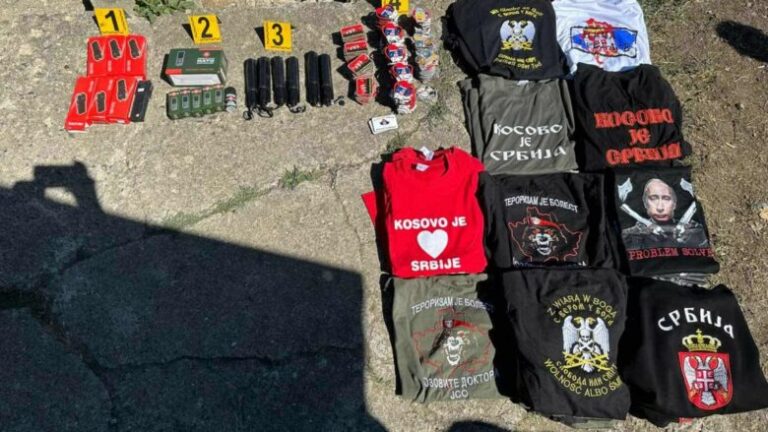Bastisje në Leposaviq – policia gjen bluza me simbole nacionaliste serbe