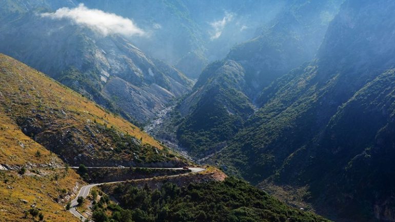 Një 40-vjeçar ka humbur jetën në në vendin e quajtur “Kozhnje”, në Kelmend të Shkodrës, pasi dyshohet se është rrëzuar nga lartësia në një terreni malor.