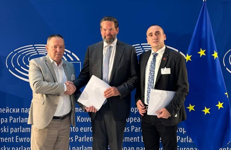 OVL-UÇK-së takohen me eurodeputetin Mandl-Paraqiten shqetësimet e tyre lidhur me zhvillimet në Gjykatën Speciale