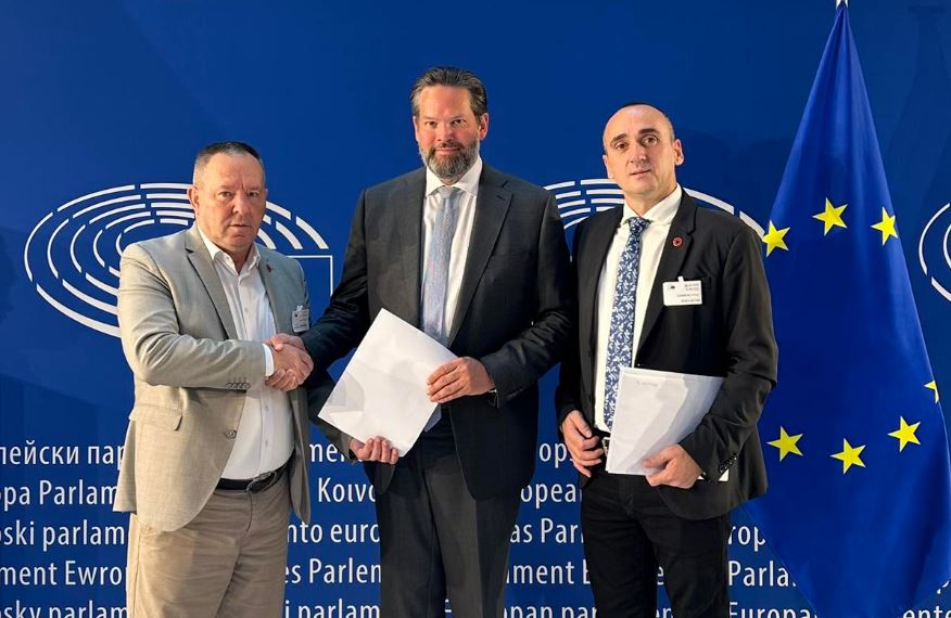 OVL-UÇK-së takohen me eurodeputetin Mandl-Paraqiten shqetësimet e tyre lidhur me zhvillimet në Gjykatën Speciale