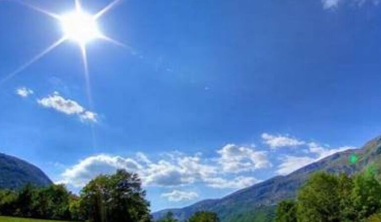 Moti me diell dhe vranësira të pjesëshme