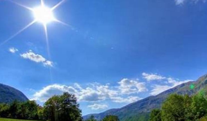 Moti me diell dhe vranësira të pjesëshme