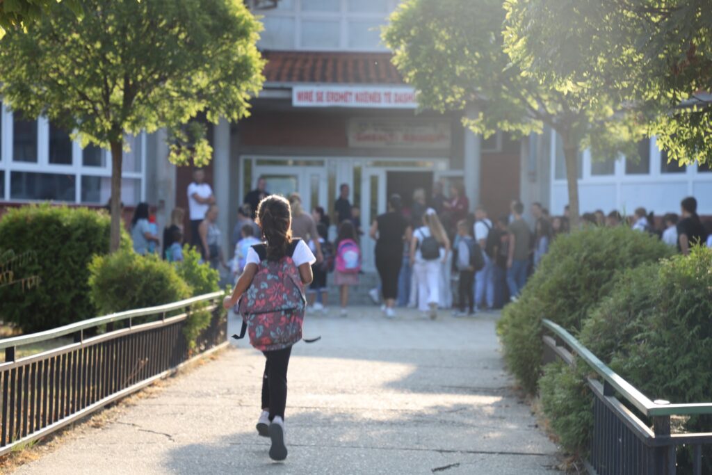 Viti shkollor nis me rënie të numrit të nxënësve