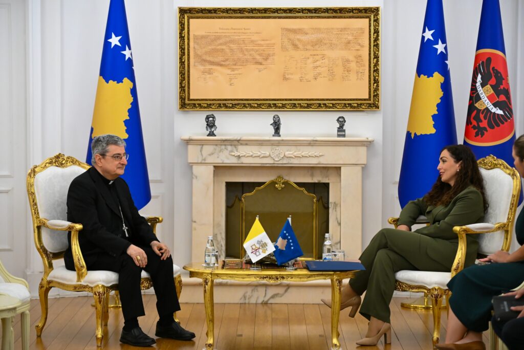Presidentja Osmani priti në takim Nuncin Apostolik për Kosovën, Luigi Bianco