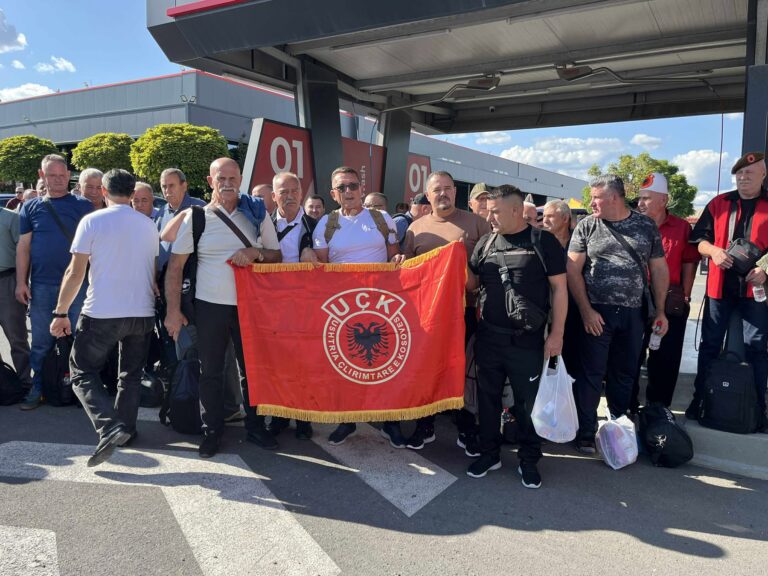 Mbi 500 veteranë të UÇK-së nisen drejt Hagës për të protestuar