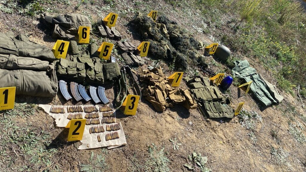 Në Zveçan janë gjetur uniforma, karikatorë e radiolidhje të cilat dyshohet se lidhen me rastin Banjska