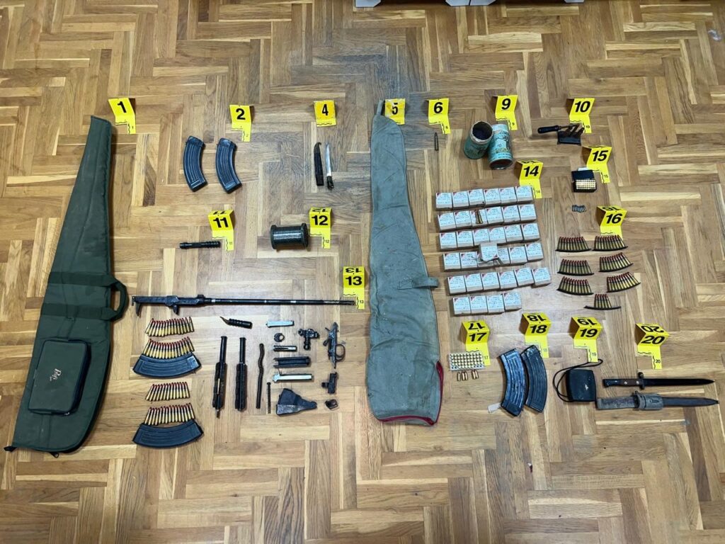 Policia arreston një person në veri dhe sekuestron sasi të madhe armatimi