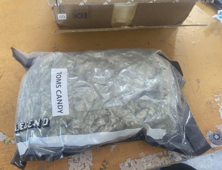 Kapet afro 1 kilogram kanabis në një dërgesë postare