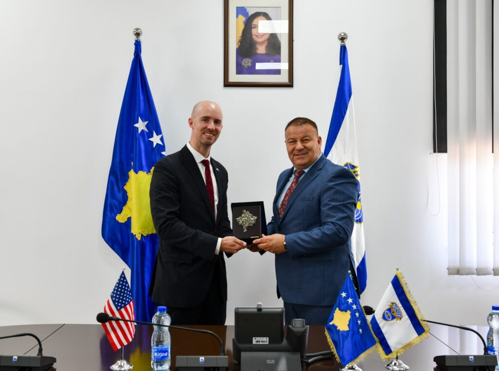 Drejtori i Policisë së Kosovës pret në takim zyrtarin e FBI-së