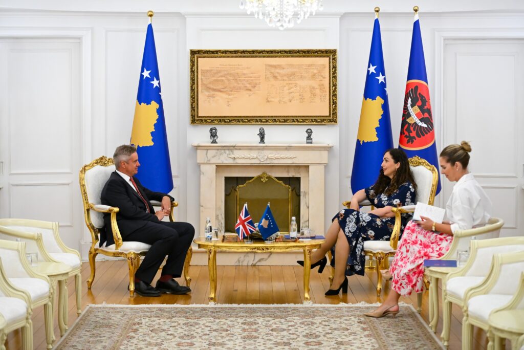 Presidentja Osmani priti në takim ambasadorin e Mbretërisë së Bashkuar, Jonathan Hargreaves