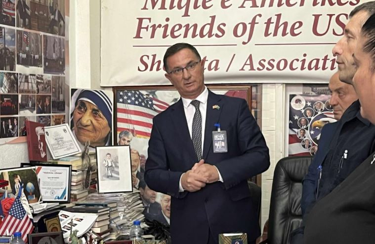 “Miqtë e Amerikës” ndezin një qiri në shoqatë në nderim për viktimave të 11 shtatorit