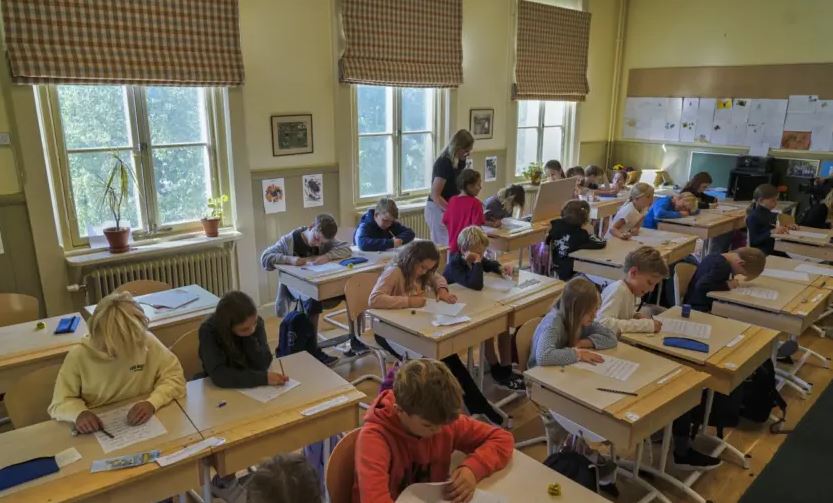 Suedia do të ndalojë telefonat celularë në shkolla në të gjithë vendin