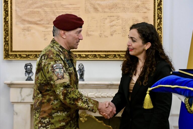 Osmani e dekoron komandantin e KFOR-it me Medalje Presidenciale Ushtarake
