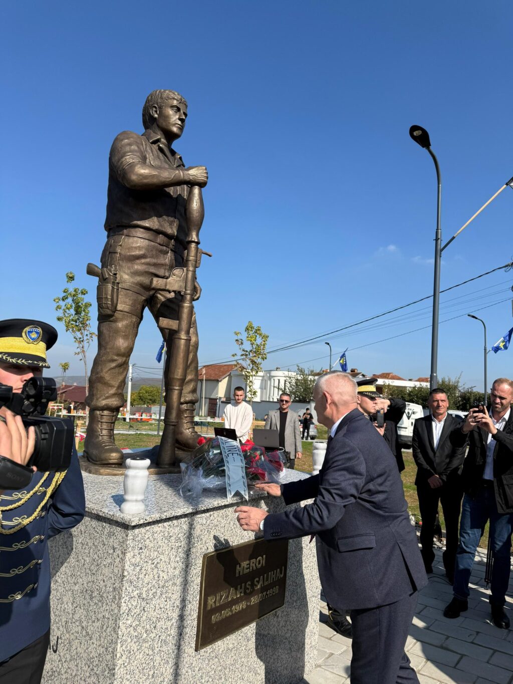 Përurohet shtatorja e heroit Rizah Salihaj në Zabërgjë të Klinës