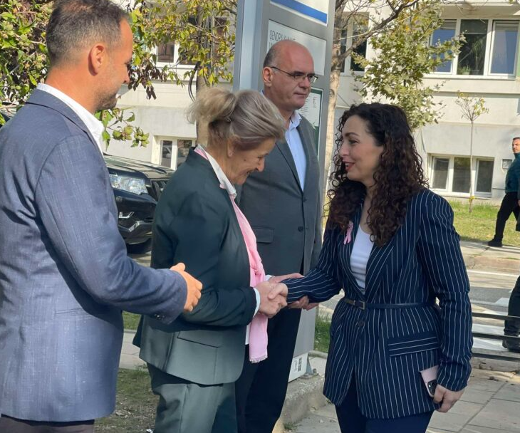 Presidentja Osmani dhuron proteza të gjirit për gratë e prekura nga kanceri