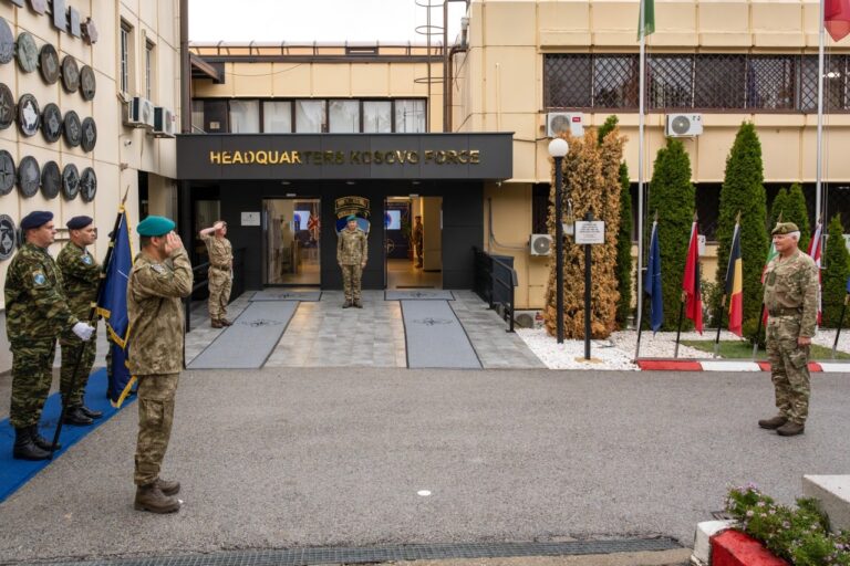 Komandanti i KFOR-it dhe gjenerali britanik flasin për sigurinë në Kosovë